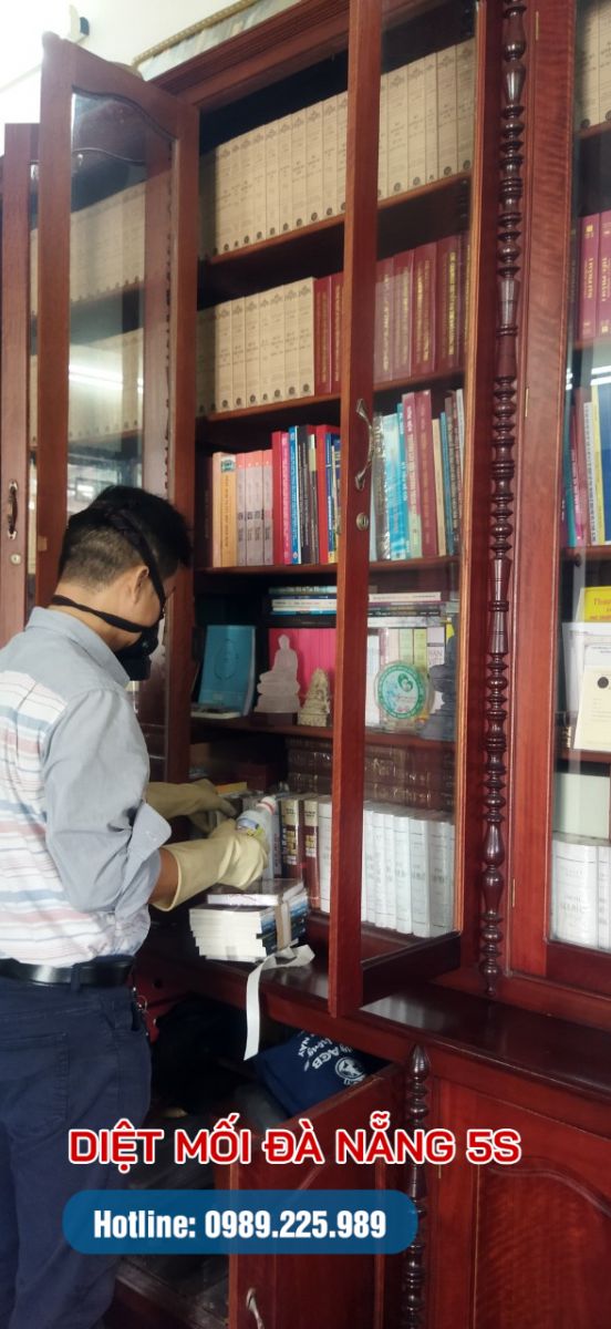 Diệt mối tại thư viện sách chùa Bà Đa Đà Nẵng